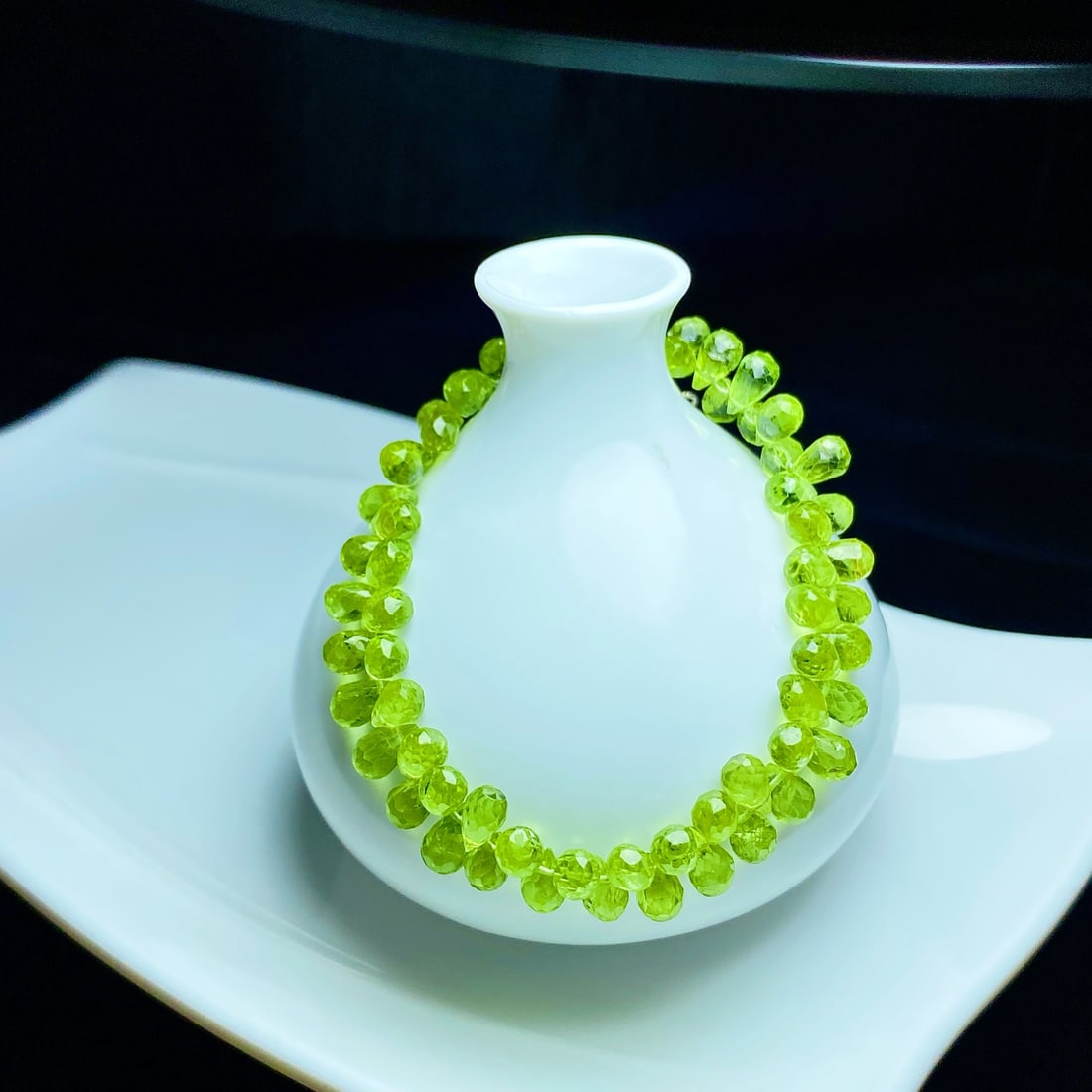 Natural Peridot Bracelet: This natural peridot bracelet features transparent crystals and vibrant colors, showcasing a unique fresh charm. Peridot, with its distinctive color and texture, is a treasure in jewelry collections. 