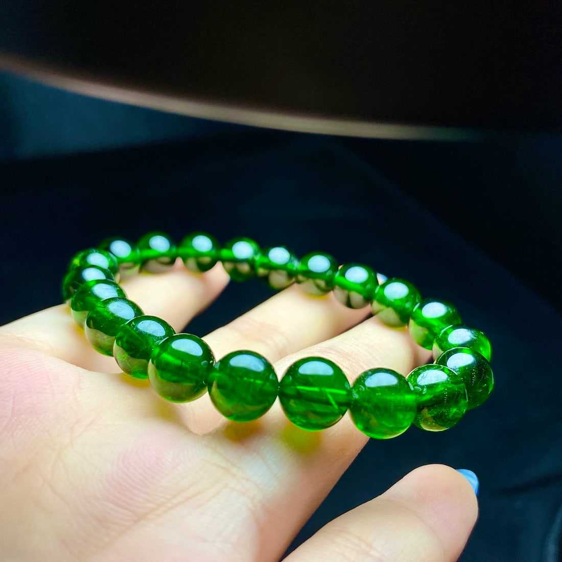 Natural Diopside Bracelet: This bracelet is crafted from natural diopside, showcasing a vivid green hue. The crystal is transparent and exquisite, perfect for collectors seeking high-quality jewelry. (Diameter 9.1mm, Weight