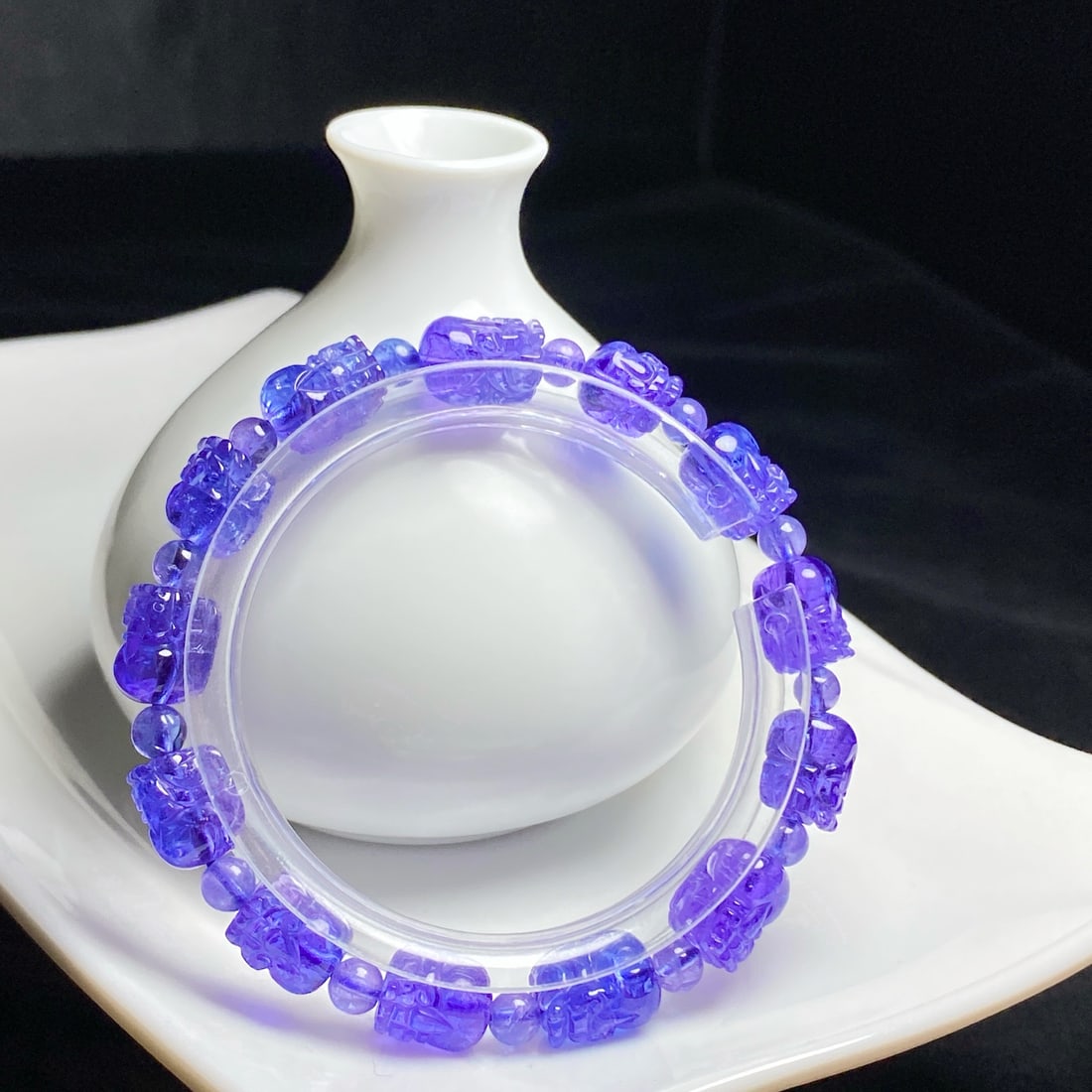 Natural Tanzanite Bracelet: This bracelet is made of natural tanzanite, featuring transparent and full crystals with dynamic fire. Its color is extremely beautiful, even more so in person. The design is simple yet elegant,