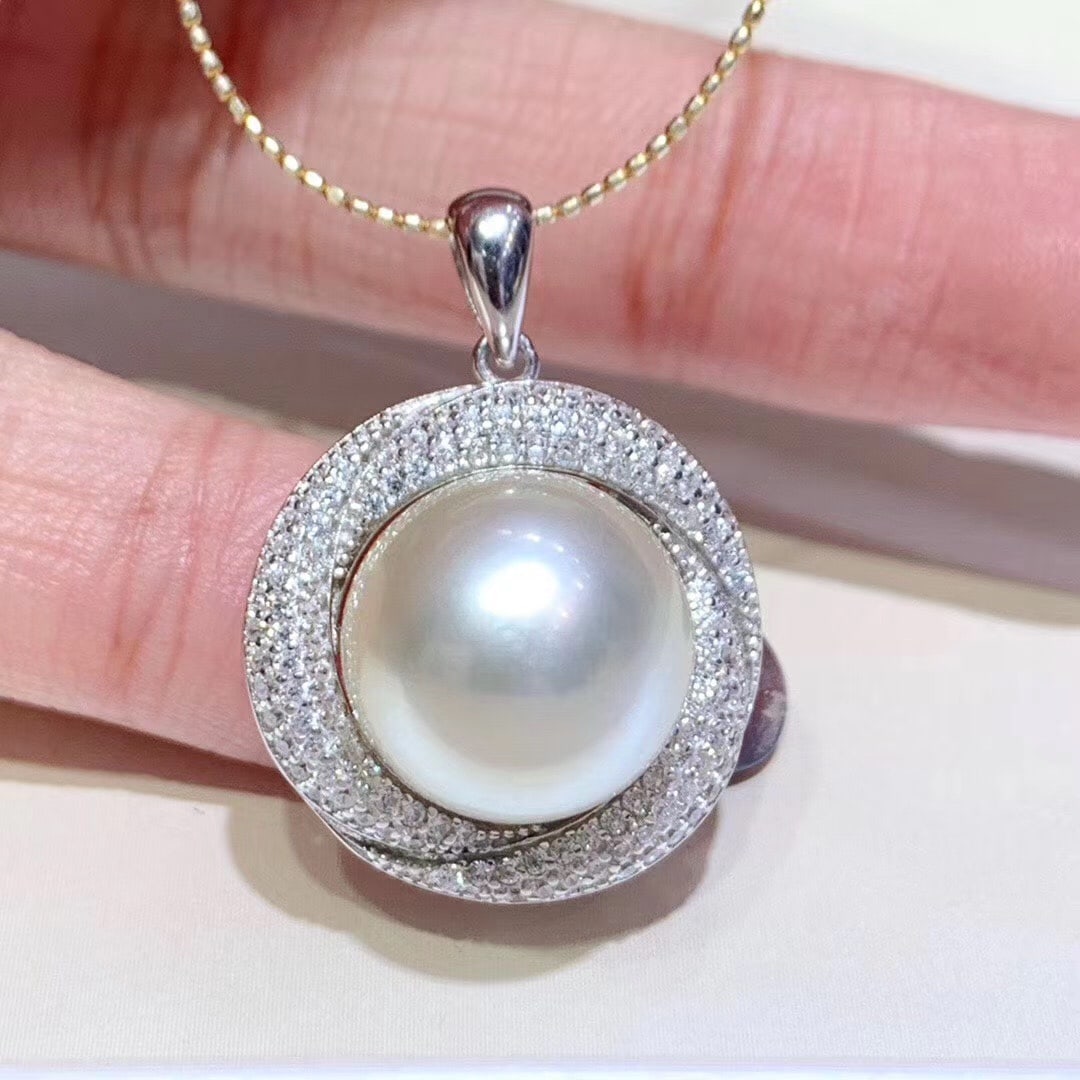 925 Sterling Silver Pearl Pendant: This pendant showcases the strong luster of the pearl, reminiscent of high-quality Australian white pearls. The pearl measures 12-13mm in diameter with slight blemishes, and the overall design is