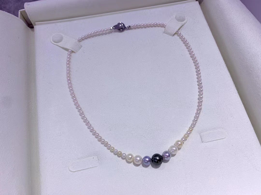 Natural Akoya Seawater Pearl Necklace: This necklace is composed of aurora gradient Akoya seawater pearls, Tahitian pearls, and Emperor Gold Akoya pearls, showcasing an elegant gradient color. The pearl sizes range from 3.5mm to 9mm,