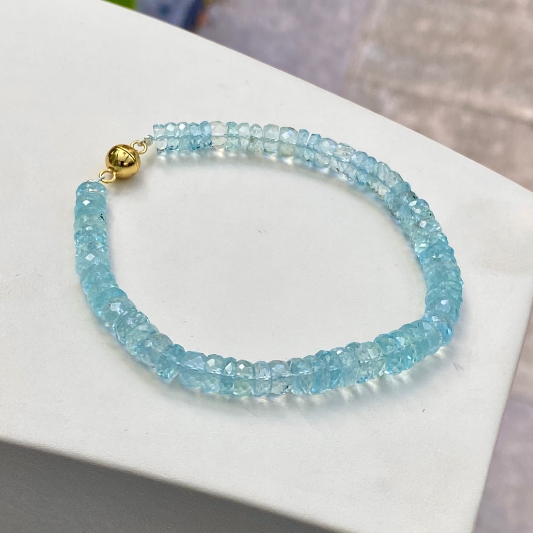 Natural Aquamarine Bracelet: This bracelet is crafted from natural aquamarine, showcasing a fresh and elegant style. Each bead is carefully selected to ensure its purity without glue. Wearing it feels like being embraced by the