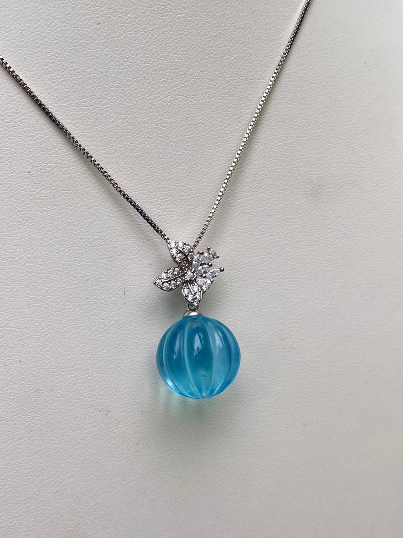 Aquamarine Pendant: This aquamarine pendant showcases a captivating blue hue, with a watery and pure appearance. Paired with an s925 silver clasp, it is simple yet elegant. Suitable for various occasions, it exudes a