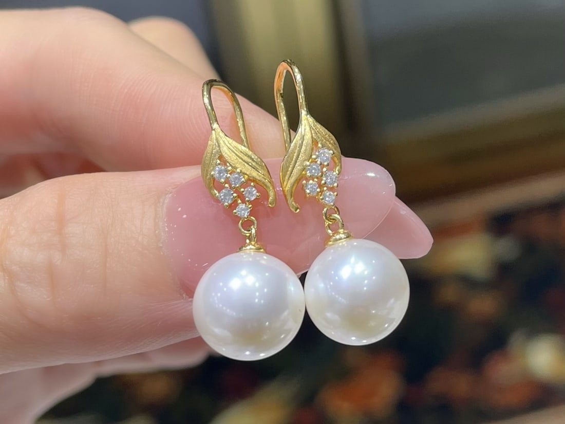 925 Sterling Silver Gold Plated Natural Freshwater Pearl Ear Hooks: These earrings feature natural freshwater pearls, showcasing a brilliant luster and near-flawless quality. The vintage brushed leaf design exudes elegance and sophistication. The roundness of the
