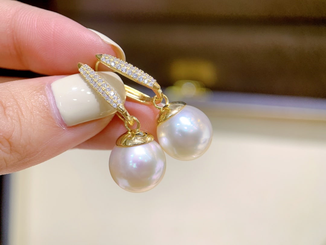 925 Silver Natural Aurora Pearl Earrings: These earrings are meticulously set in 925 silver, showcasing the aurora-like luster of the pearls. The pearls are full and round, with minor blemishes that do not detract from their noble elegance.
