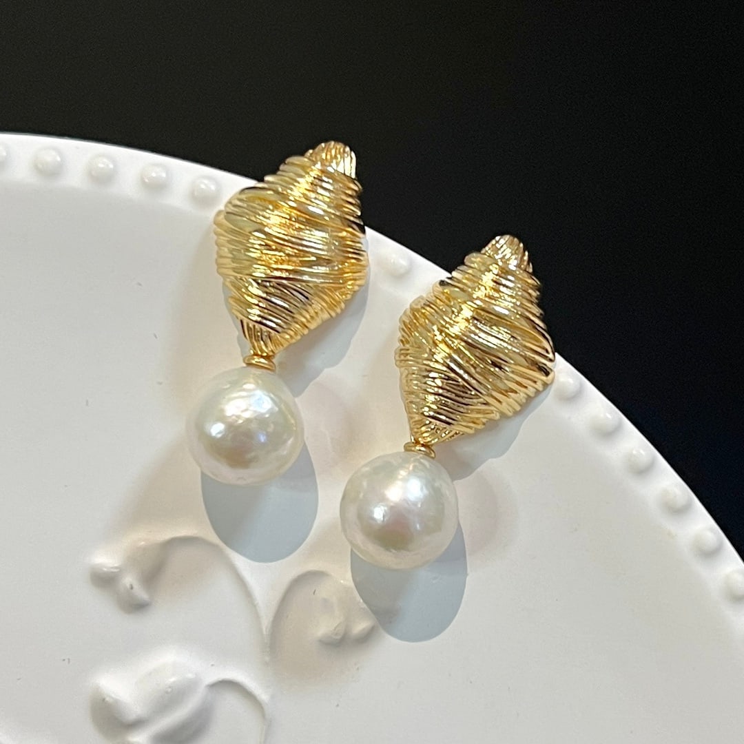 Strong Luster Baroque Freshwater Pearl Earrings: These earrings are designed in an abstract art style, showcasing unique personality and grandeur. The 10-11mm Baroque freshwater pearls emit a captivating strong luster. The diamond-shaped wire wrap