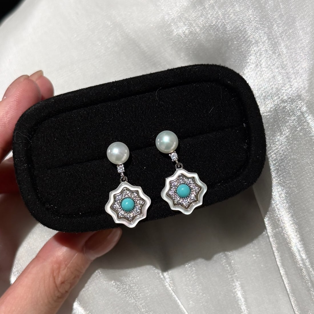 Natural seashell and turquoise earrings: These earrings feature a unique eight-pointed star design, primarily made of natural seashells. Paired with turquoise, they offer a layered and refreshingly natural look. High-quality freshwater
