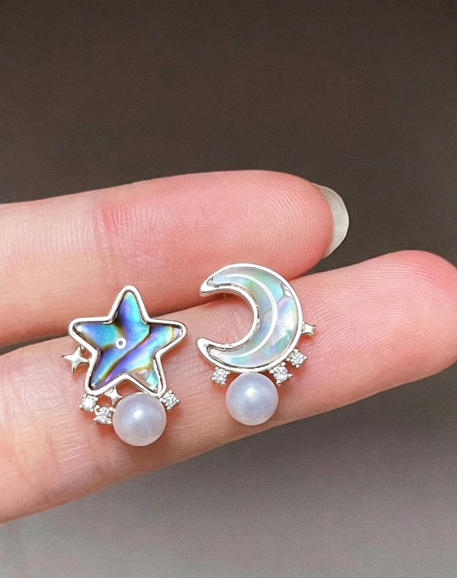 Natural seashell freshwater pearl earringss: These earrings feature natural freshwater pearls, showcasing a brilliance akin to the night sky. The irregular texture complements the pearl's luster, adding unique texture and vitality.