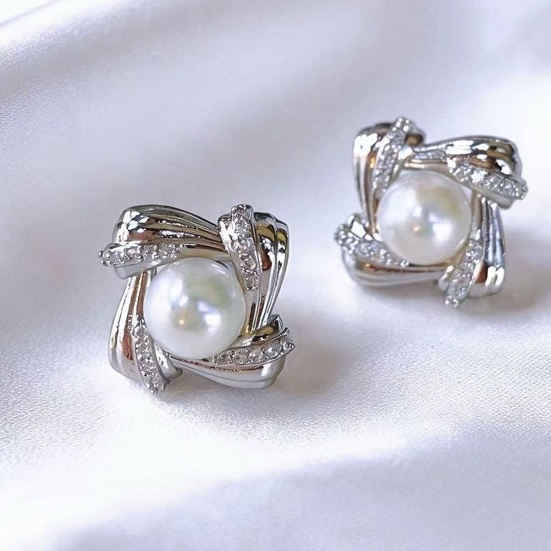 Natural Freshwater Pearl Earrings: These earrings feature a vintage textured finish with a metal woven pattern, paired with natural freshwater pearls that exude a warm luster.
