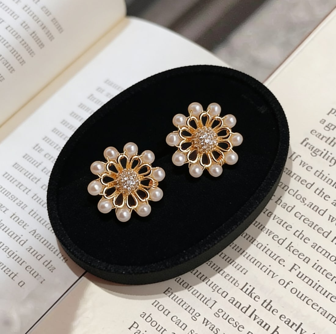 Natural High-Quality Freshwater Pearl Earrings: These earrings feature natural high-quality freshwater pearls, showcasing a blend of elegance and refinement. The luster of the pearls is as gentle as the morning light, captivating the heart. Paired