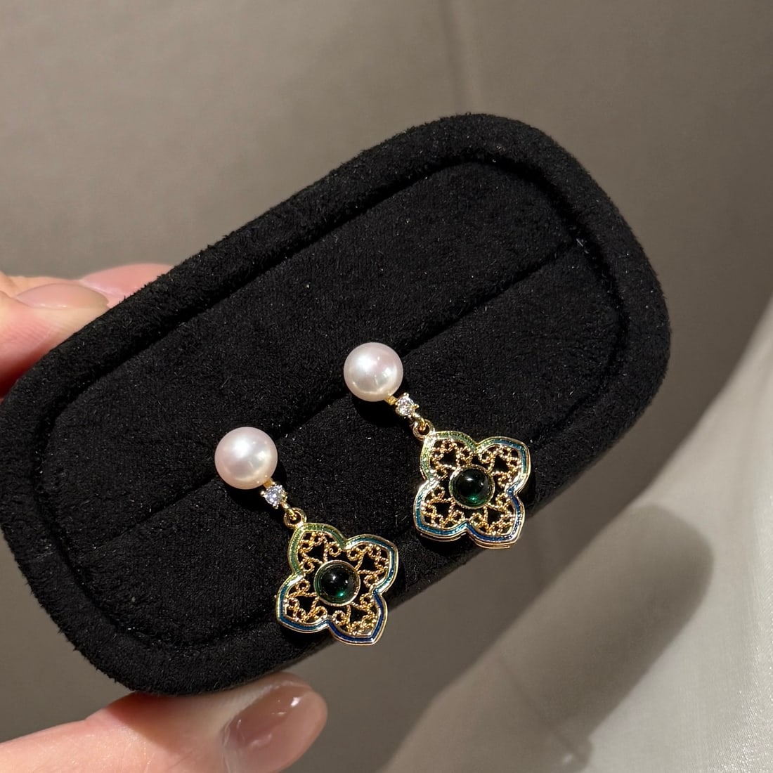 Natural High-Quality Freshwater Pearl Earrings: These earrings feature natural high-quality freshwater pearls, showcasing a classic vintage charm. The luster of the pearls complements the four-leaf clover design, adding an elegant touch. Suitable