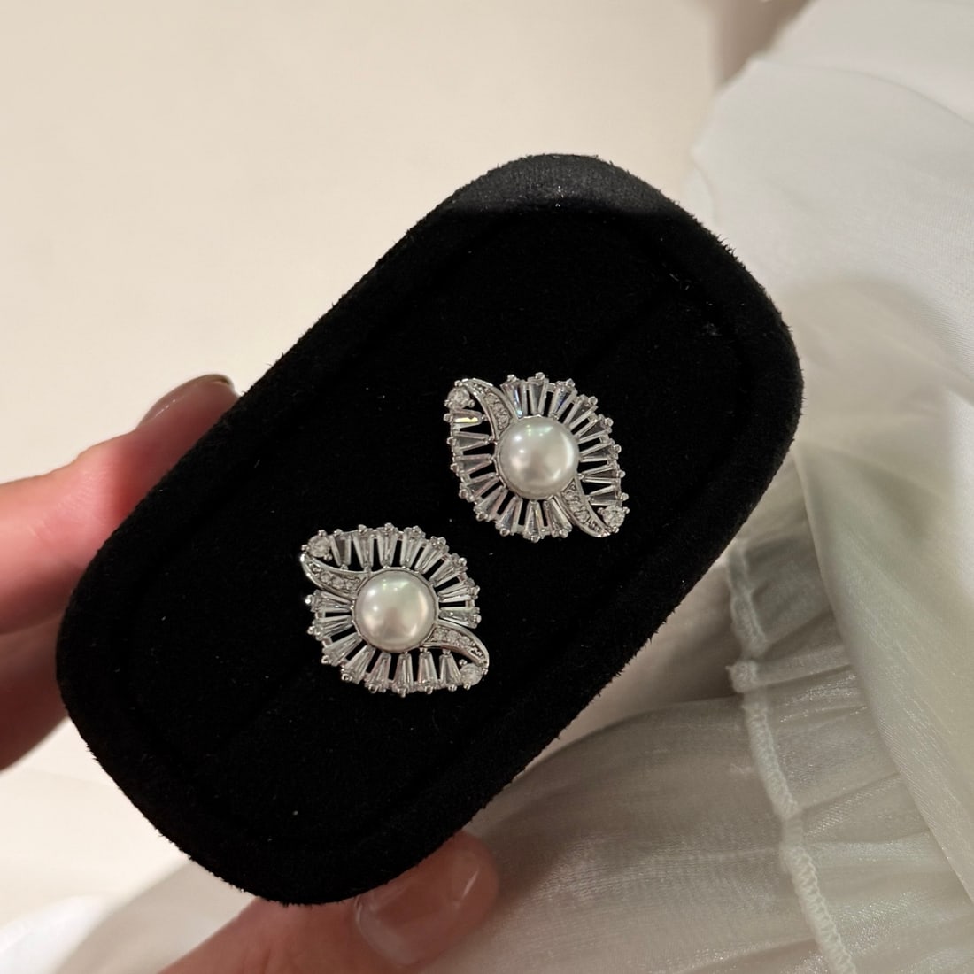 Natural Freshwater Pearl Earrings: These earrings feature natural freshwater pearls, with a diameter of 7-8mm, exuding a soft moonlight-like luster. Paired with baguette zircon stones, they radiate brilliance and exude noble elegance.