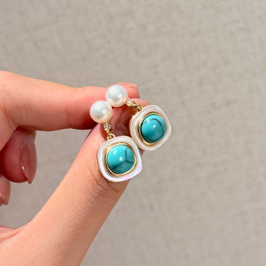 Turquoise geometric square earrings, inlaid with natural shells and freshwater pearls.: These turquoise stud earrings feature a natural shell base and are set with 6-7mm high-quality freshwater pearls, showcasing a simple yet elegant geometric aesthetic.