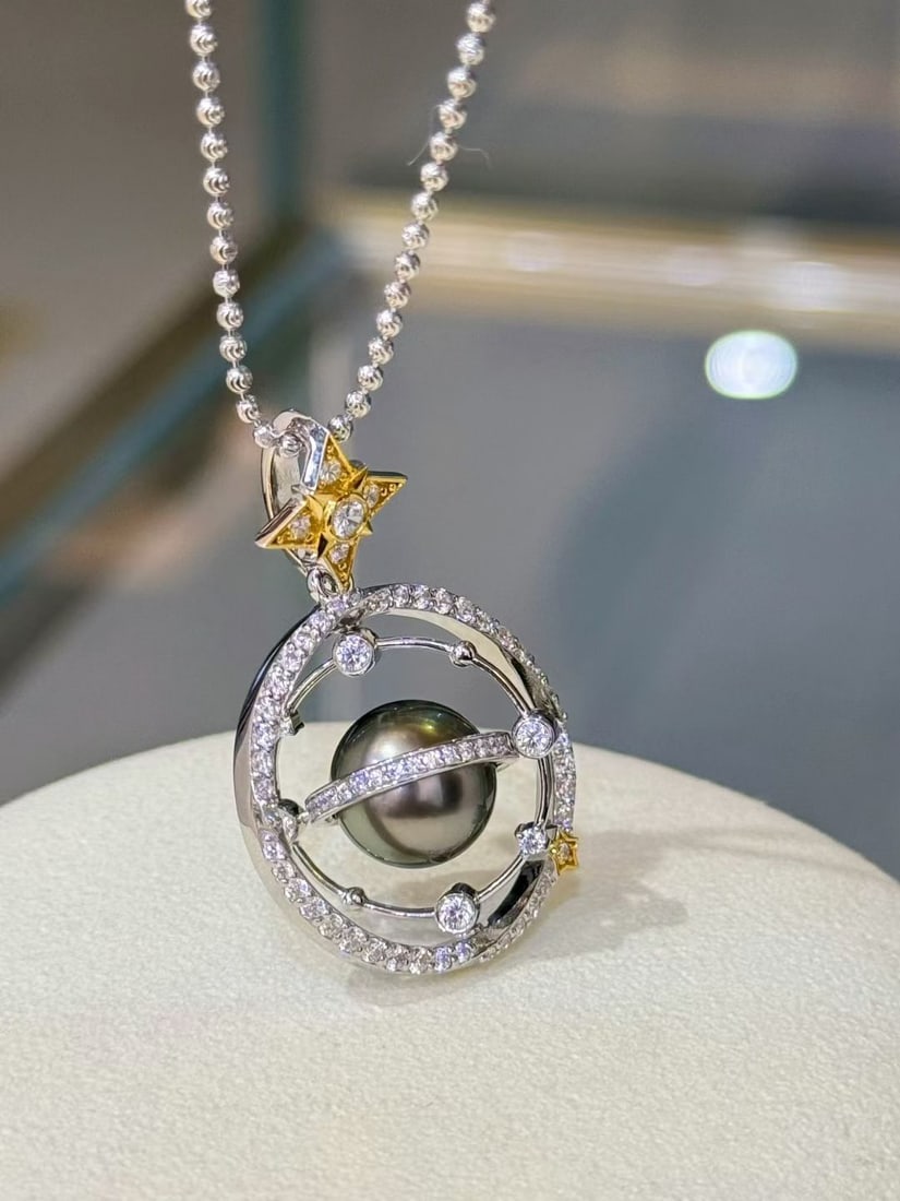 Peacock Green Pearl Pendant: This pendant features a unique 360-degree rotating design, showcasing the enchanting luster of the peacock green pearl. The pearl measures 9-10mm in diameter, nearly flawless, and radiates an elegant 
