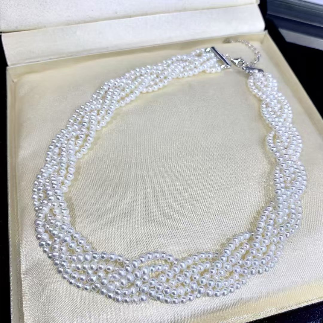 Natural Freshwater Pearl Necklace: This necklace features a vintage hand-woven chain design, paired with natural freshwater pearls, exuding classic elegance. The pearls are nearly round with minimal blemishes, perfectly highlighting th