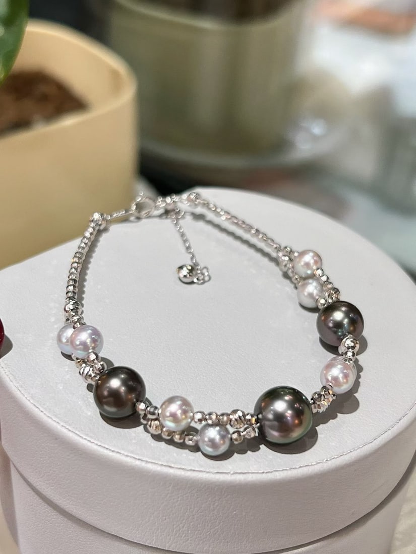 Akoya pearl necklace, 8-10mm: This necklace combines natural seawater multi-color Akoya pearls with Tahitian pearls, showcasing a unique color charm. The design with silver beads adds a refreshing touch for summer. The luster and