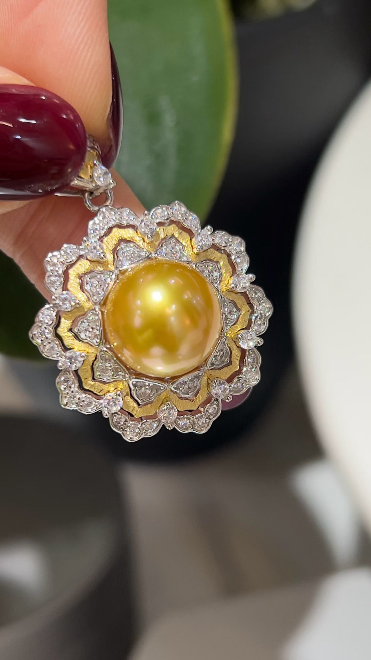 Silver Near-Round Aurora Slightly Flawed Gold Pearl Pendant: This pendant features a vintage design crafted from silver with imported brushed craftsmanship, showcasing a unique texture. The gold pearl measures 11-12mm in diameter, exhibiting a near-round shape