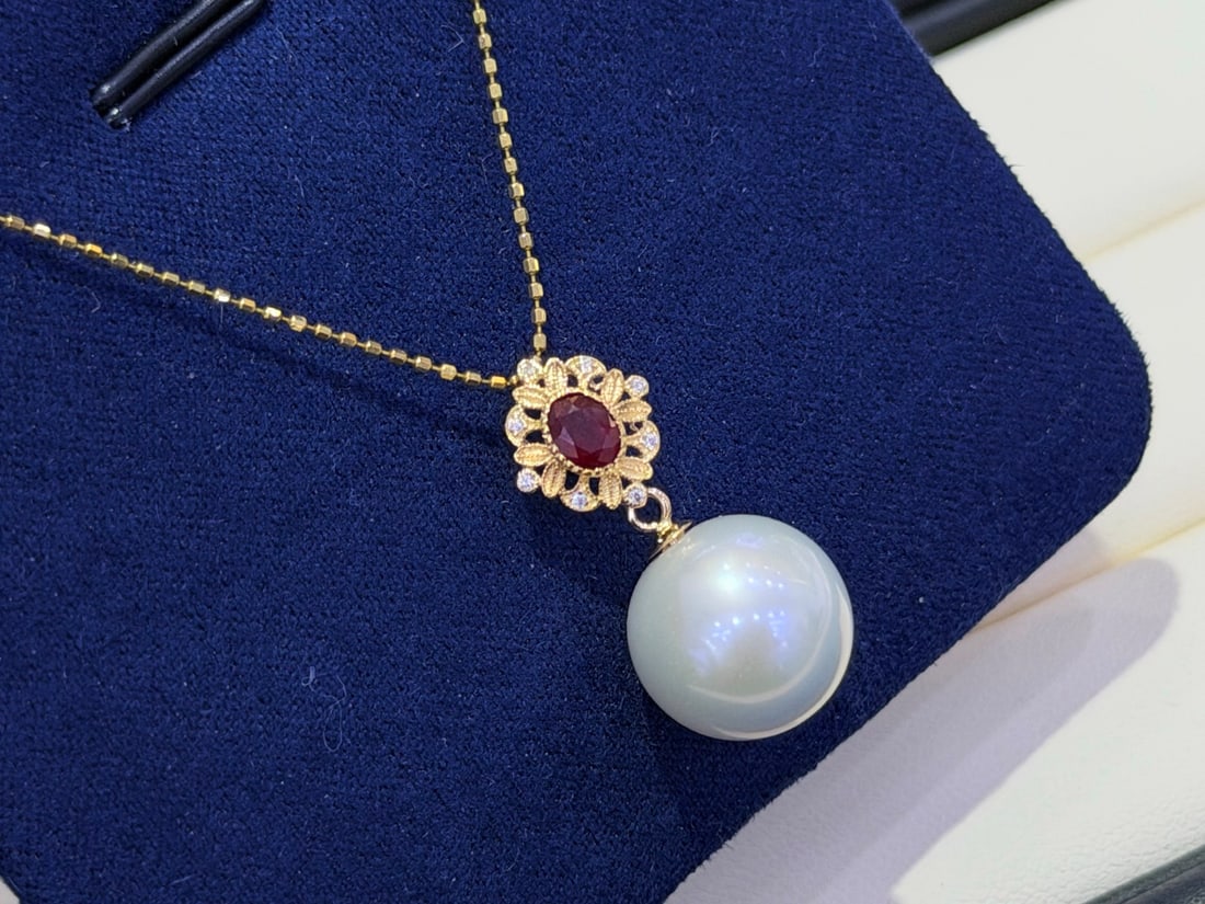 18K Gold Natural Ruby Pendant: This pendant is crafted from 18K gold, featuring an oval-shaped ruby with rich color, embodying a vintage print style. The ruby's deep and captivating hue is complemented by an 11-12mm nearly flawless