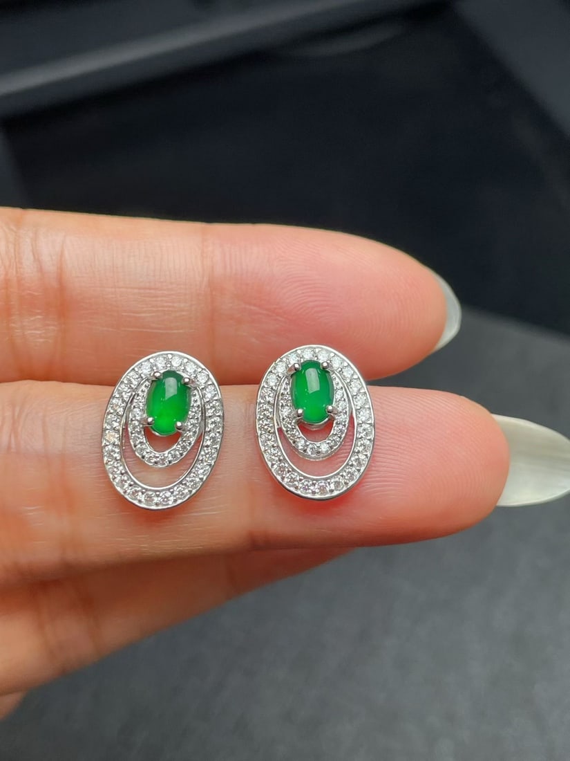 Silver Jadeite Earrings: These earrings feature jadeite as the main stone, showcasing a perfect blend of classic and modern. The design is simple yet elegant, suitable for various occasions. The color and texture of the