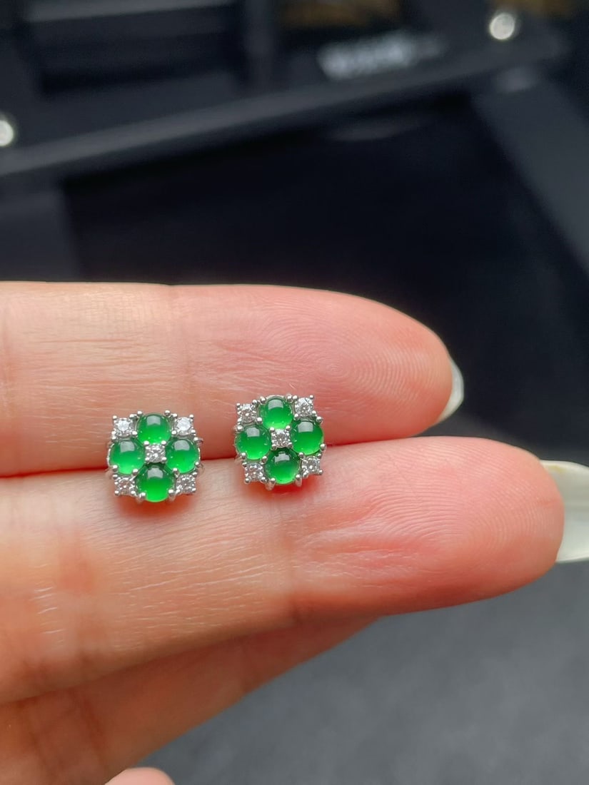Silver Jadeite Earrings: These earrings feature carefully selected jadeite, showcasing vibrant colors and the natural allure of jadeite. Each piece is meticulously chosen to ensure full and even color. When worn, the