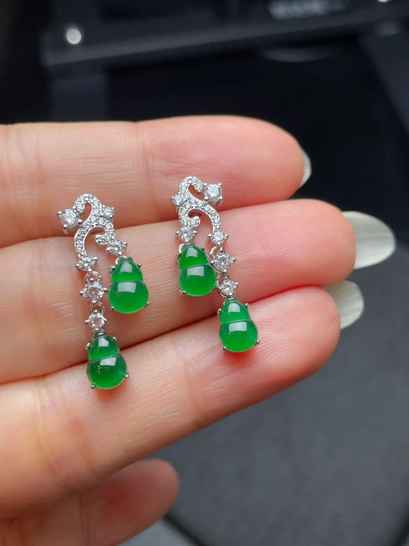 Silver Jadeite Earrings: These earrings are made of jadeite, showcasing a verdant green hue with an elegant design, suitable for various occasions. The gourd shape of the jadeite adds a unique charm. (Stone size 7*5mm)