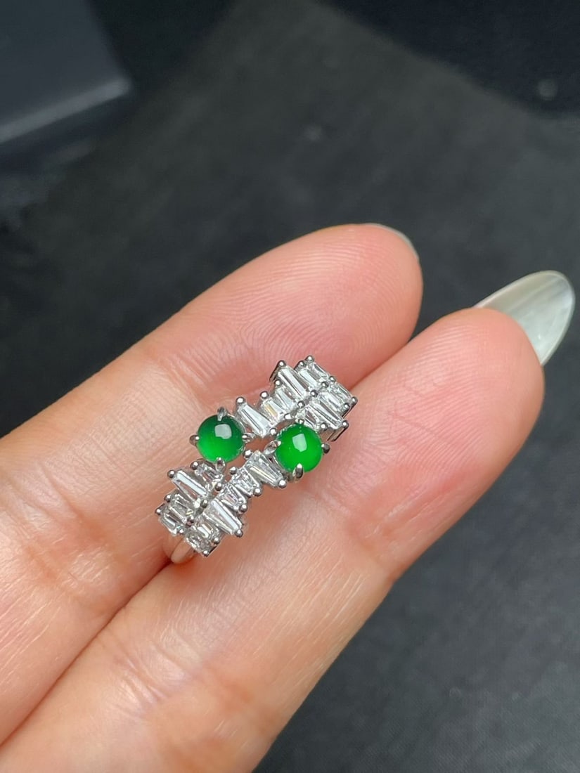 Silver Jadeite Ring: This ring features exquisite jadeite as the main stone, showcasing a natural green hue. Each jadeite is carefully selected and set in an elegant silver setting, exuding noble charm. When worn, the lus