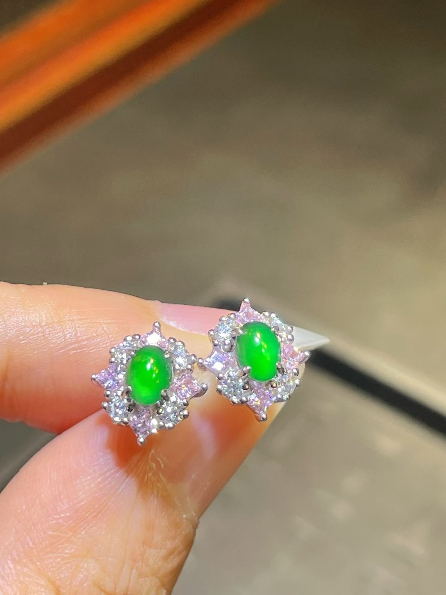 Silver Jadeite Earrings: These earrings feature exquisite jadeite as the main stone, showcasing an elegant new Chinese style. The natural luster of the jadeite complements the texture of silver, suitable for various