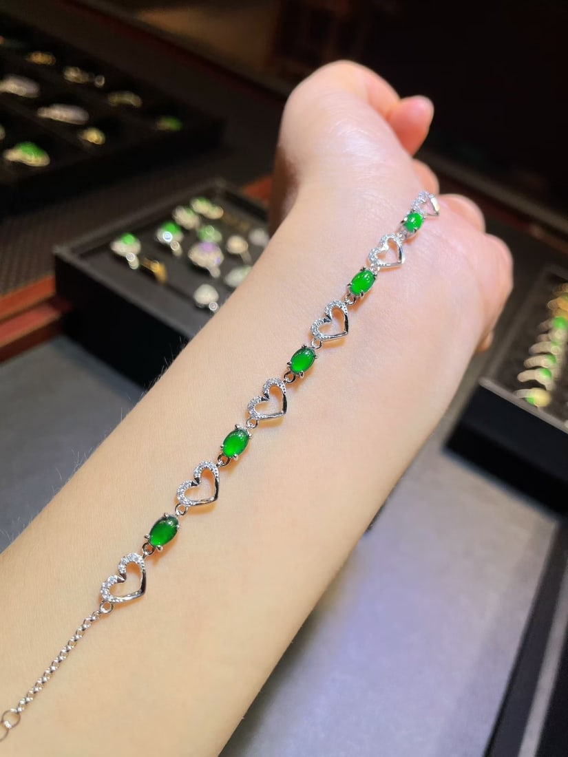 Silver Natural Jadeite Bracelet: This bracelet is crafted from selected natural jadeite, showcasing an enchanting green hue. Each jadeite piece is carefully chosen, with a stylish design suitable for various occasions. (Loose stone