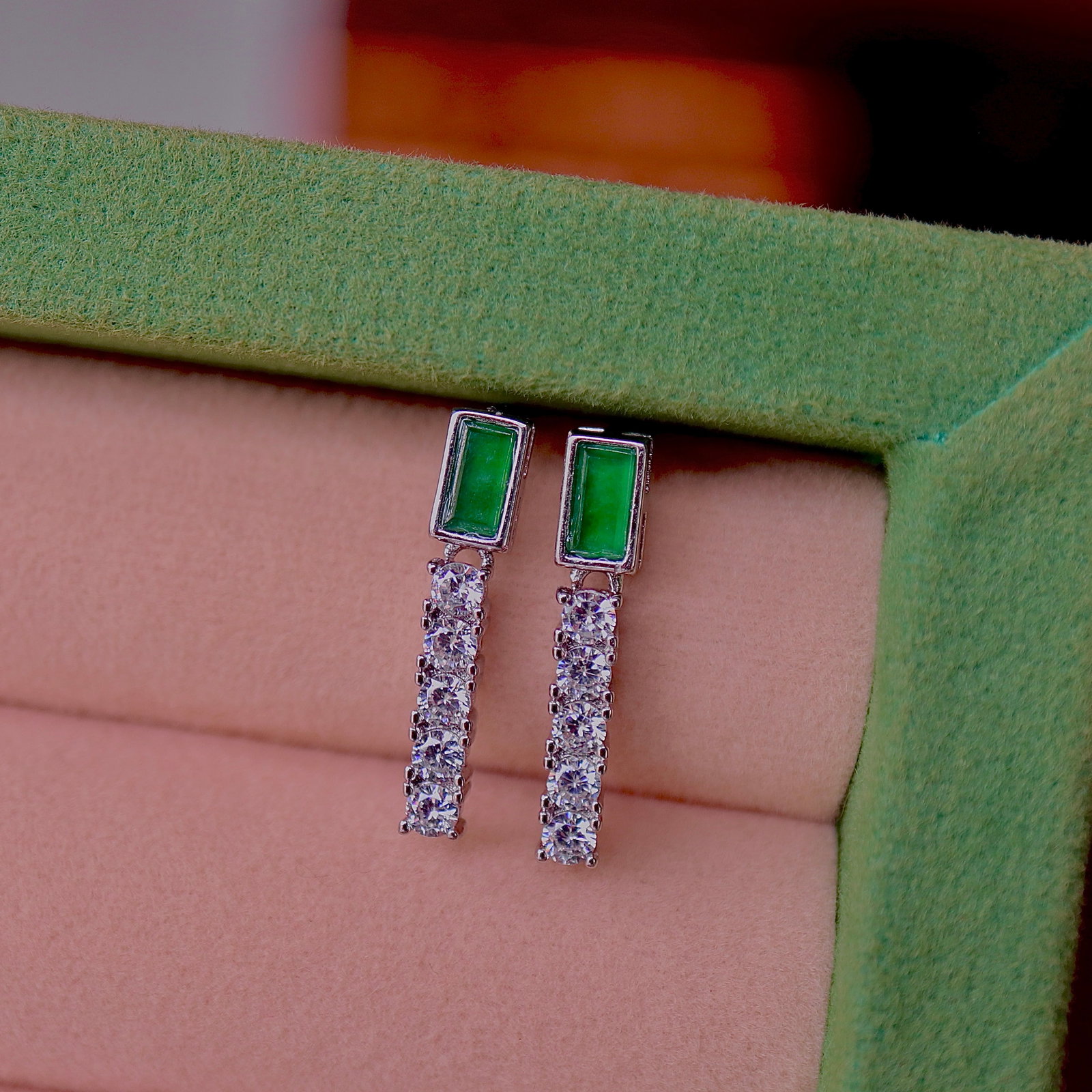 Natural Jadeite Earrings: These earrings feature natural jadeite as the main stone, showcasing a simple and elegant design. The exquisite craftsmanship enhances its elegance, suitable for various occasions. (Jadeite approx.