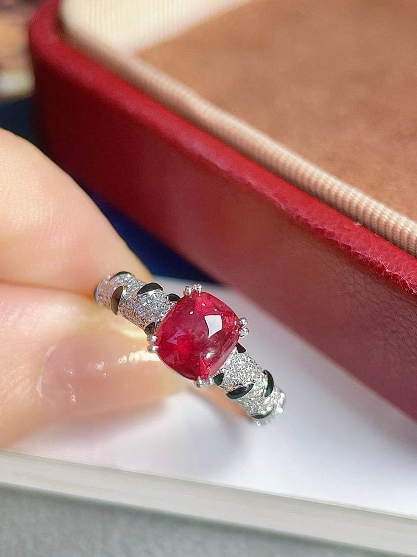 18K Gold Natural No-Heat Ruby Ring: This ring is meticulously crafted in 18K gold, featuring a no-heat ruby that exudes an aura of elegance and nobility. The small leopard print band design adds a touch of fashion. It is an unmissable