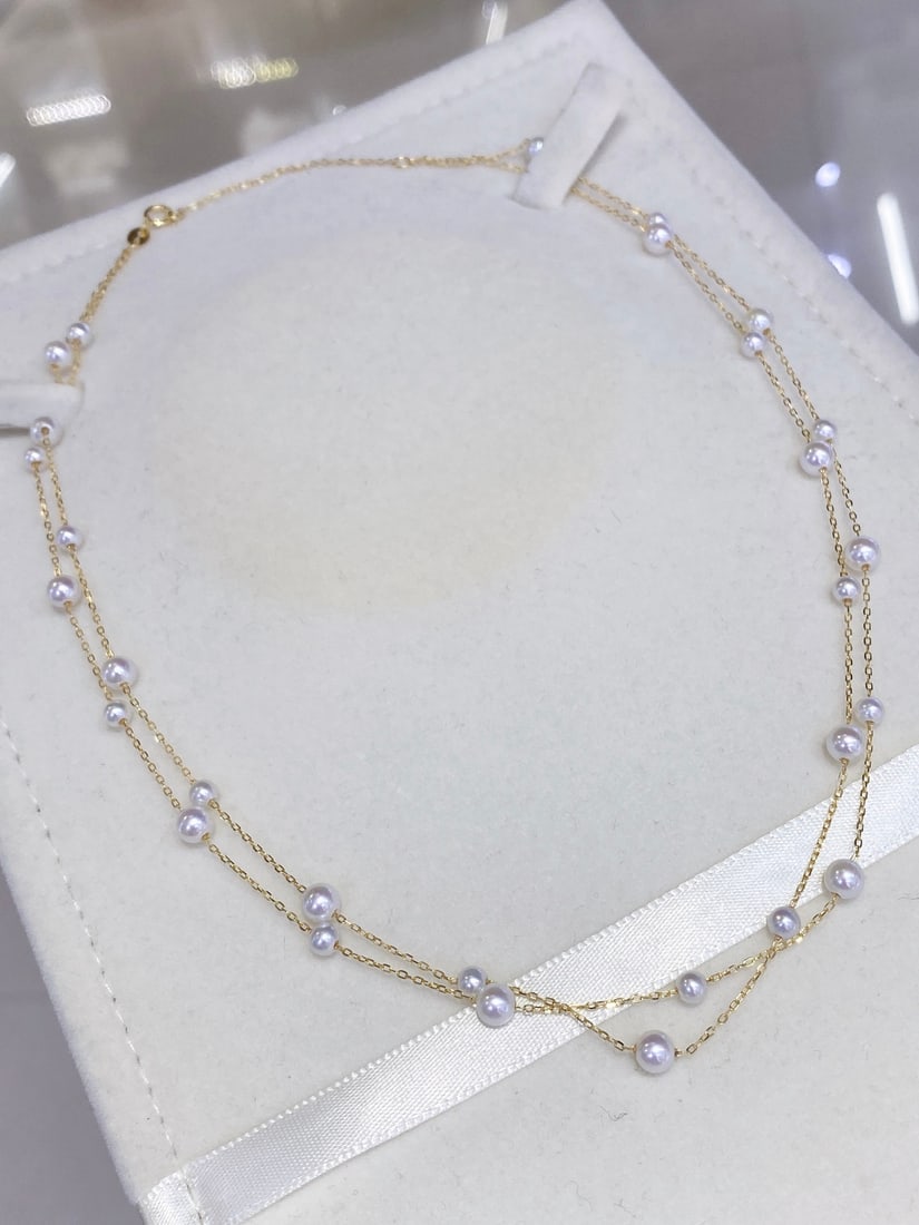 925 Sterling Silver Gold-Plated Freshwater Pearl Necklace: This necklace features exquisite craftsmanship, showcasing the natural luster of freshwater pearls. The double-layer design allows the pearls to display unique charm under different lighting. The deli