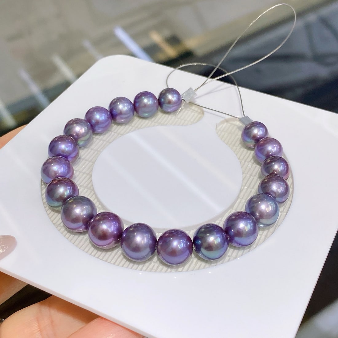 Purple Edison Pearl Bracelet: This bracelet is composed of carefully selected deep purple Edison pearls, each showcasing its unique charm. The pearls have a diameter of 8-9mm, featuring a perfectly round shape with minimal