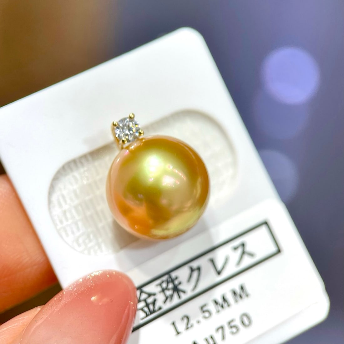 18K Gold Natural Saltwater Pearl Pendant: This pendant is renowned for its stunning color and nearly perfect round pearl. The pearl surface is almost flawless, showcasing an exquisite luster and charming interference colors. Paired with 18K