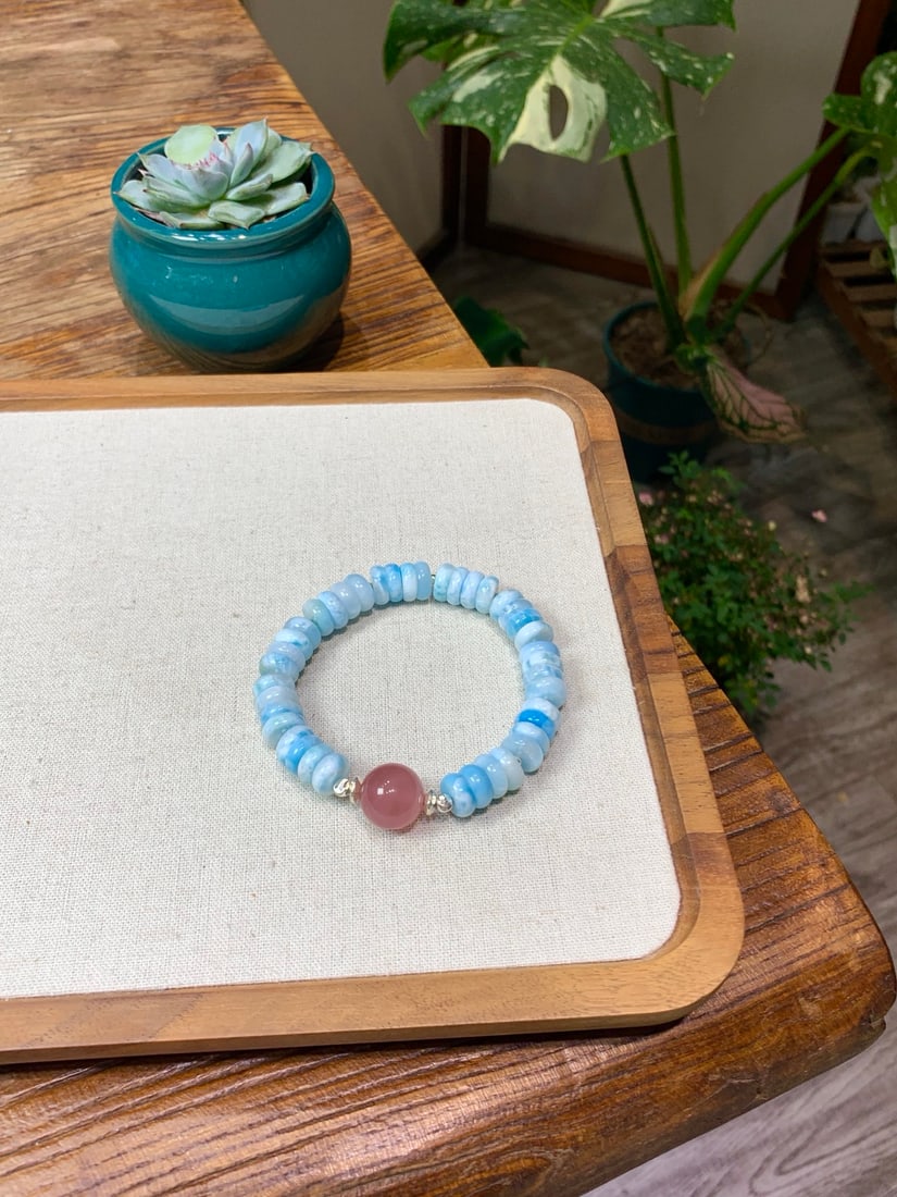 Natural Larimar and Pearl Bracelet: This bracelet features natural Larimar and pearls, with a cool color scheme that is both exquisite and eye-catching. Paired with sterling silver components, it exudes an elegant style. (Size