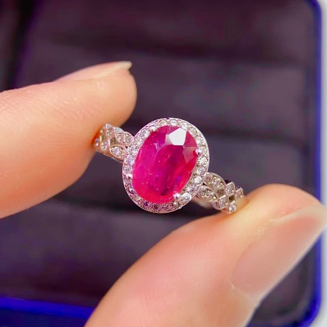 925 Silver Pigeon's Blood Ruby Ring: This ring features a classic and elegant design, set with a richly colored pigeon's blood ruby, exuding a noble aura. The main stone measures 6x8mm, perfectly highlighting the gemstone's brilliant