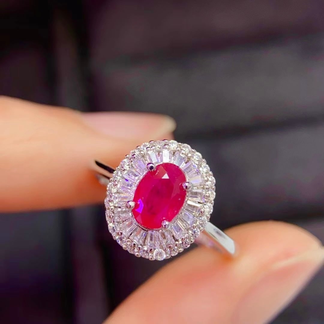 925 Silver Pigeon's Blood Ruby Ring: This ring showcases the unique charm of the ruby with its classic and elegant design. The pigeon's blood hue is captivating, and the brilliance of the main stone is truly remarkable. (Main stone size