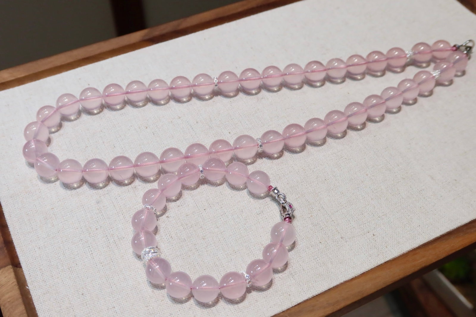 Natural Rose Quartz Set: This natural rose quartz set showcases an elegant aura with its soft pink hue. The bracelet and necklace feature a simple and elegant design, suitable for various occasions. The natural color of the