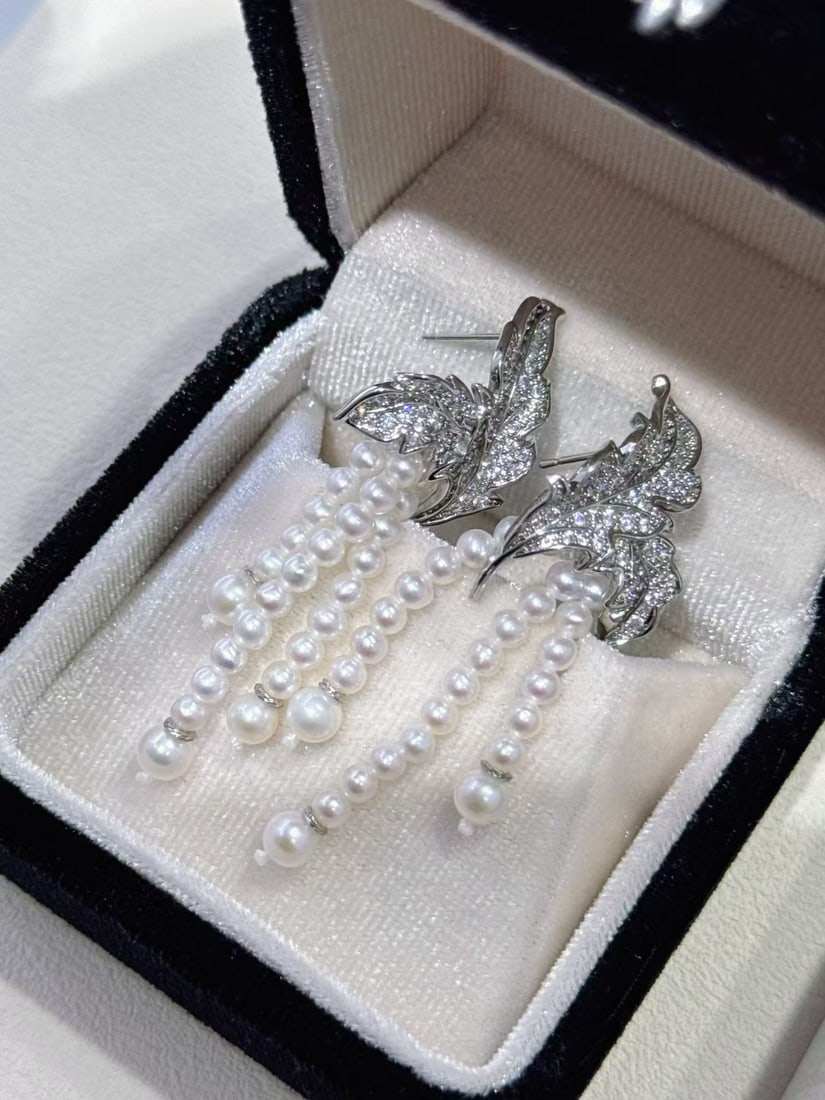 Sterling Silver Freshwater Pearl Earrings: These earrings are crafted from sterling silver, featuring 3-4.5mm freshwater pearls, exuding an elegant aura. The delicate silver leaf design appears as if gently swayed by the wind, graceful and