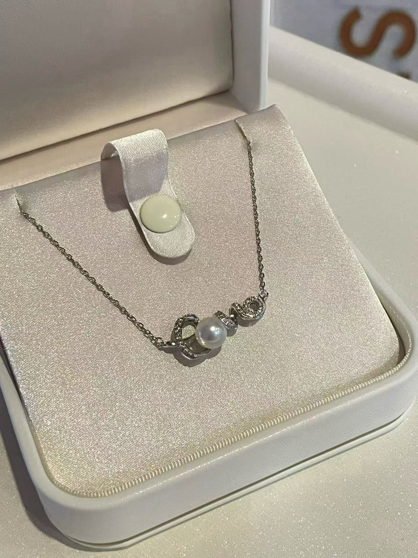 Natural Freshwater Pearl Pendant: This pendant features perfectly round, natural freshwater pearls measuring 7-8mm, displaying an aurora-like luster. It's a meaningful choice whether for personal use or as a gift. (Pearl diameter