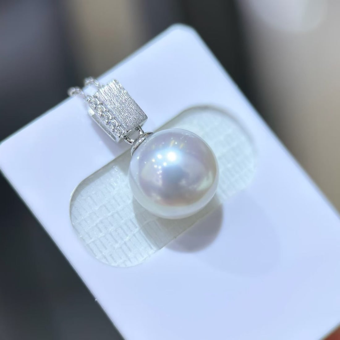 Sterling Silver Edison Pearl Pendant with Minimal Blemishes and High Luster: This pendant features an Edison pearl with minimal blemishes and captivating high luster. The handcrafted sandblasting technique highlights exquisite details, showcasing an elegant taste. The pearl