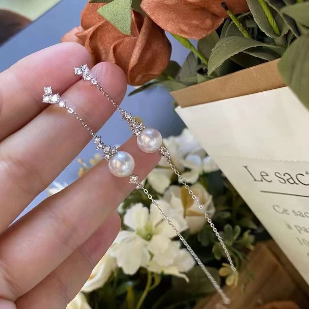 Sterling Silver Freshwater Pearl Earrings: These earrings are crafted from sterling silver and feature 8-9mm freshwater pearls, exuding an elegant aura. The perfectly round shape and strong luster of the pearls make them shine brightly, beauti