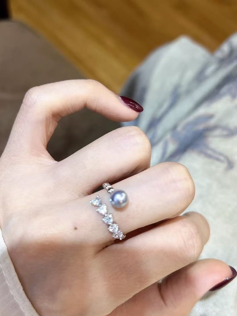Sterling silver ring with lots of pearls: This ring is crafted from sterling silver and adorned with 6-7mm aurora pearls, showcasing a unique brilliance and a sense of luxury. Its design is simple yet elegant, suitable for various occasions.
