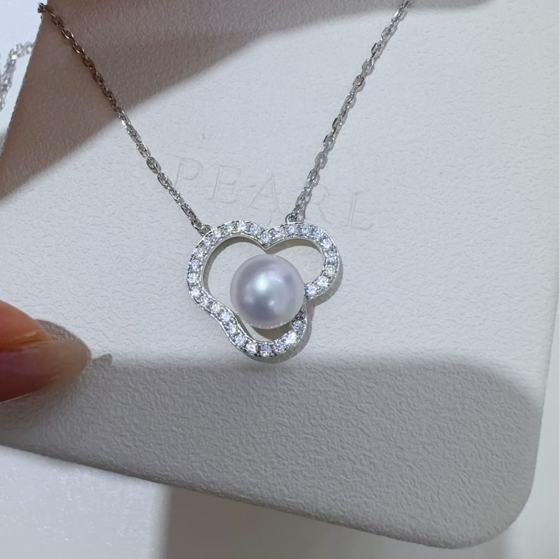 Sterling Silver Natural Pearl Necklace: This necklace is crafted with precision, showcasing the elegance and purity of natural pearls. The pearls' strong luster and nearly flawless quality impart a unique noble aura. Each pearl is carefully