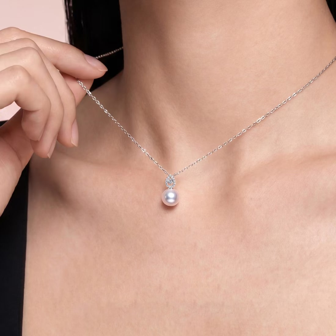 18K Gold Akoya Pearl Pendant: This pendant is crafted from 18K gold and set with a brilliantly lustrous Akoya pearl, exuding elegance. The pearl measures 9-9.5 mm in diameter and is adorned with 14 cultured diamonds, creating a