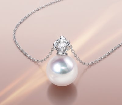18K Gold Diamond-Set Akoya Pearl Pendant: This pendant is crafted in 18K gold, featuring an Akoya pearl with an elegant luster. The pearl measures 8.5-9mm, with slight blemishes but a brilliant sheen. The design is inspired by camellia,