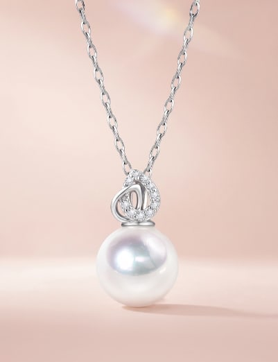 18K Gold Akoya Pearl Pendant: This pendant is crafted in 18K gold, featuring an Akoya pearl that exudes elegance. The luster of the pearl complements the brilliance of the lab-grown diamonds, making it suitable for any occasion. T