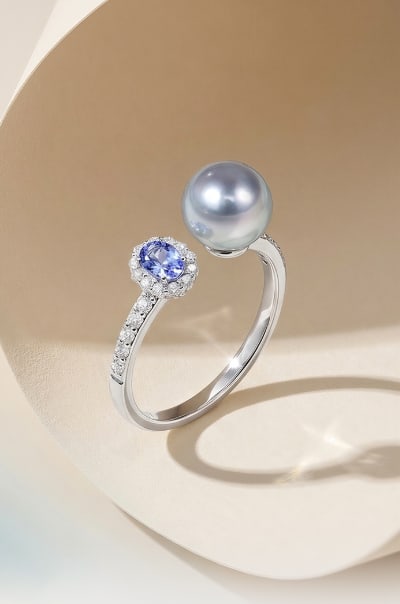 18K Gold Tanzanite Akoya Pearl Ring: This ring features an 18K gold base set with a cushion-shaped tanzanite, paired with silver-gray blue Akoya pearls, exuding a unique elegance. Surrounded by 22 lab-grown diamonds, it adds a brilliant