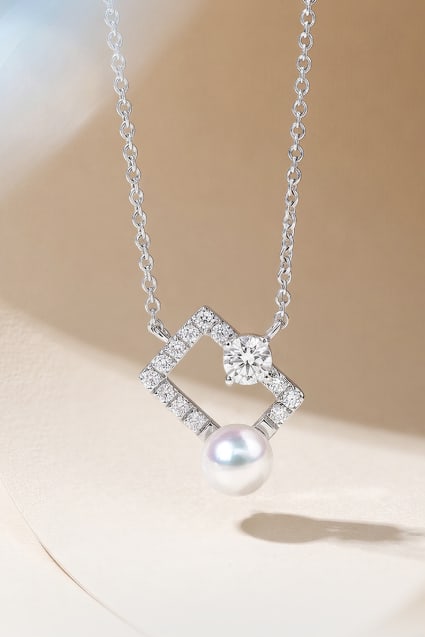 18K Gold Akoya Pearl Necklace: This necklace is crafted in 18K gold, featuring Akoya pearls that showcase their natural roundness and slight blemishes. The pearls' luster is exceptionally bright and captivating. The necklace is ado