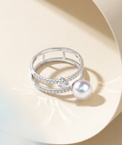 18K Gold Akoya Pearl Ring: This ring features an elegant Akoya pearl set in 18K gold, with a diameter ranging from 7 to 7.5mm, showcasing a captivating luster. Two rows of sparkling lab-grown diamonds surround it, adding a touc