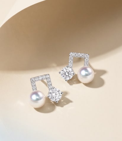 18K Gold Akoya Pearl Earrings: These earrings are crafted in 18K gold, featuring Akoya pearls that showcase their natural roundness and slight blemishes. The pearls' luster is exceptionally bright, captivating the eye. Adorned with